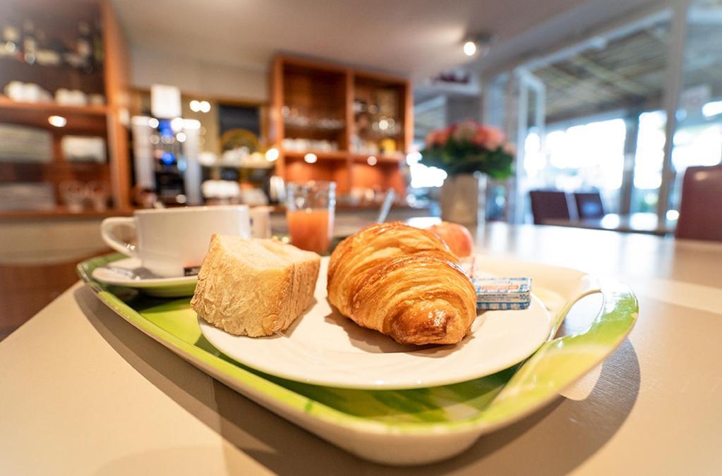 Logis Hotel- Hotel Restaurant Le Rialto Le Sequestre Екстер'єр фото
